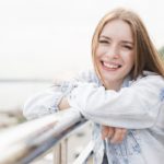 jeune femme bras croisés posant pour sa photo CV