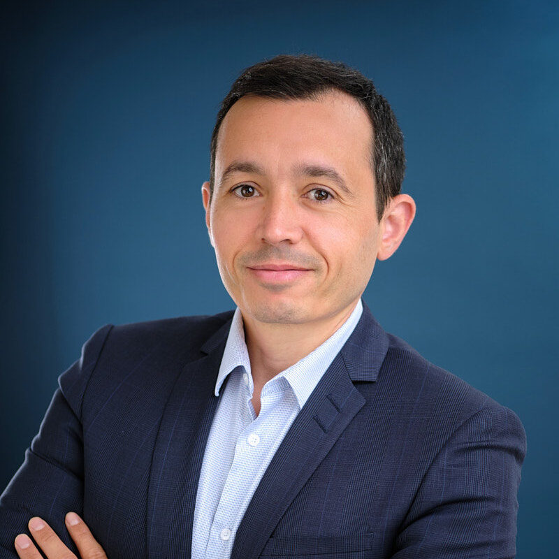 Portrait professionnel homme en costume bleu - PHOTO JOB